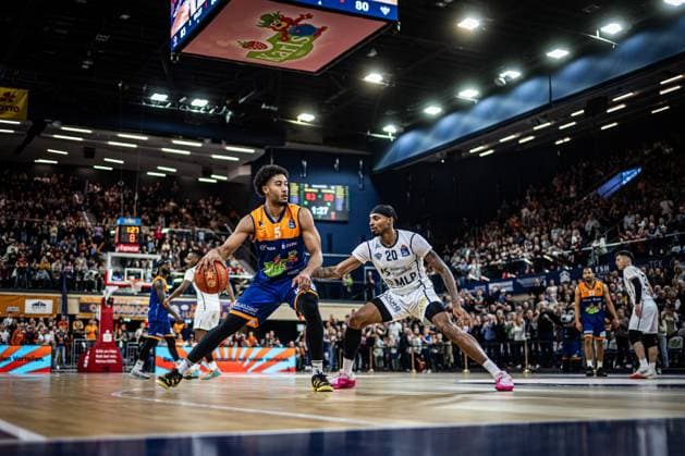 Sport Themen der Woche KW05 Sport Bilder des Tages Rostock, Deutschland 02. Februar 2025: 1.BBL - 2024 2025 - Rostock Seawolves vs. MLP Academics Heidelberg Im Bild: v. li. im Zweikampf D Shawn Schwartz (Rostock SEAWOLVES) und Michael Weathers (MLP Academics Heidelberg) *** Rostock, Germany 02 February 2025 1 BBL 2024 2025 Rostock Seawolves vs MLP Academics Heidelberg Pictured from left in a duel D Shawn Schwartz Rostock SEAWOLVES and Michael Weathers MLP Academics Heidelberg Copyright: xFotostandx xVoelkerx
