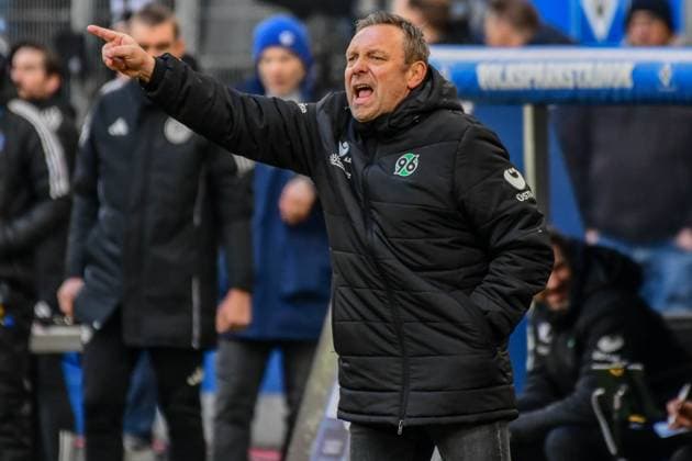 André Breitenreiter Trainer ( Hannover ) Deutschland , Hamburg , Volksparkstadion , Fussball , 2 . Bundesliga , Hamburger SV - Hannover 96