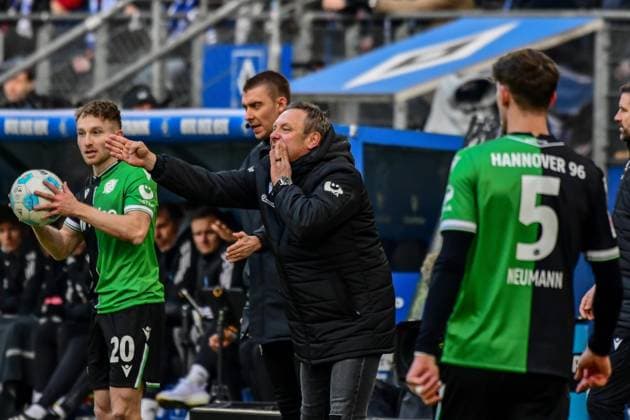 20 Jannik Dehm André Breitenreiter Trainer Phil Neumann ( Hannover ) Deutschland , Hamburg , Volksparkstadion , Fussball , 2 . Bundesliga , Hamburger SV - Hannover 96
