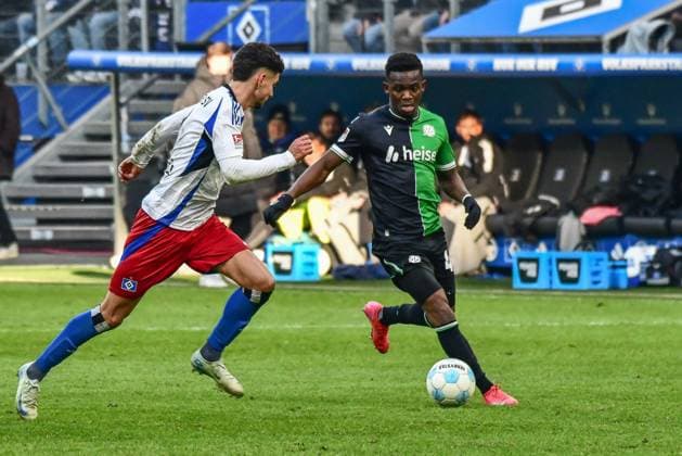 Daniel Elfadli ( HSV ) 40 Rabbi Matondo ( Hannover ) Deutschland , Hamburg , Volksparkstadion , Fussball , 2 . Bundesliga , Hamburger SV - Hannover 96