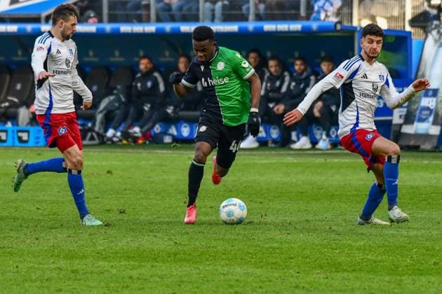 Meffert Jonas Daniel Elfadli ( HSV ) 40 Rabbi Matondo ( Hannover ) Deutschland , Hamburg , Volksparkstadion , Fussball , 2 . Bundesliga , Hamburger SV - Hannover 96