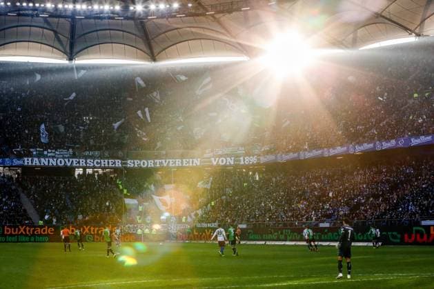 Spielszene Banner Hannoverscher Sportverein von 1896 Gegenlicht Sonnenlicht Nebel ( HSV ) ( Hannover ) Deutschland , Hamburg , Volksparkstadion , Fussball , 2 . Bundesliga , Hamburger SV - Hannover 96