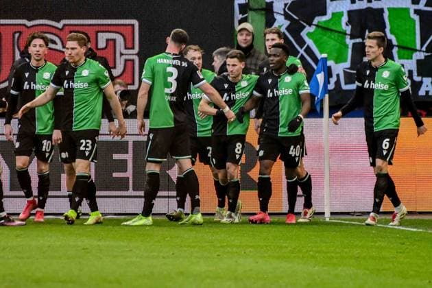 1:2 durch 40 Rabbi Matondo ( Hannover 2. von rechts ) der jubelt mit 10 Jannik Rochelt 23 Marcel Halstenberg Boris Tomiak 20 Jannik Dehm Enzo Leopold Phil Neumann Fabian Kunze ( Hannover ) Deutschland , Hamburg , Volksparkstadion , Fussball , 2 . Bundesliga , Hamburger SV - Hannover 96