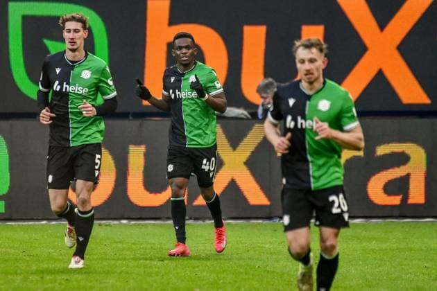 1:2 durch 40 Rabbi Matondo ( Hannover in der Mitte ) der jubelt mit Phil Neumann 20 Jannik Dehm ( Hannover ) Deutschland , Hamburg , Volksparkstadion , Fussball , 2 . Bundesliga , Hamburger SV - Hannover 96