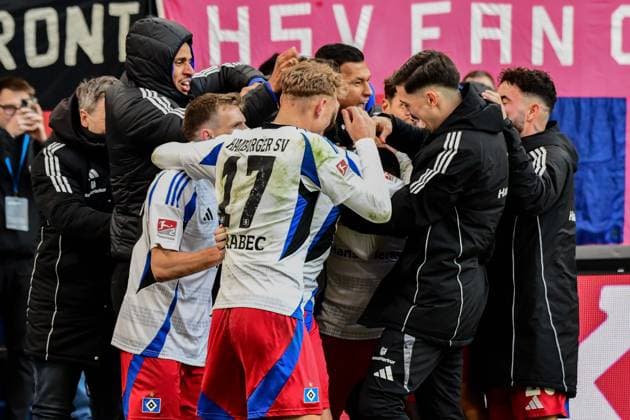 2:2 durch Jean-Luc Dompe ( verdeckt ) der jubelt mit Glatzel Robert Emir Sahiti Adam Karabec Davie Selke Emir Sahiti Dennis Hadzikadunic Marco Richter ( HSV ) Deutschland , Hamburg , Volksparkstadion , Fussball , 2 . Bundesliga , Hamburger SV - Hannover 96