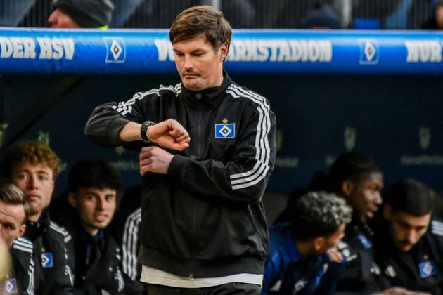 Trainer Merlin Polzin ( HSV ) schaut auf die Uhr Deutschland , Hamburg , Volksparkstadion , Fussball , 2 . Bundesliga , Hamburger SV - Hannover 96