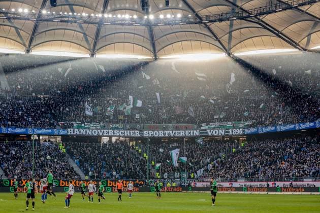 Spielszene Banner Hannoverscher Sportverein von 1896 Gegenlicht Sonnenlicht Nebel ( HSV ) ( Hannover ) Deutschland , Hamburg , Volksparkstadion , Fussball , 2 . Bundesliga , Hamburger SV - Hannover 96