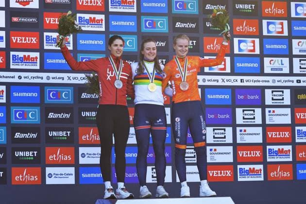 CICLISMO - Ciclocross - 2025 UCI Cyclo-Cross World Championships World Championship, WM, Weltmeisterschaft Cyclo-Cross 2025 - Lievin, France - - WOMEN UNDER 23 Zoe Backstedt, Leonie Bentveld, Marie Schreiber during the award ceremony during 2025 UCI Cyclo-Cross World Championships, Cyclocross race in Lievin, France, February 02 2025 Lievin France  Copyright: xIPAxSport ABACAx