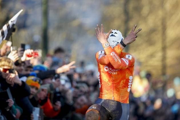 LIEVIN - Cyclist Mathieu van der Poel celebrates his victory during the cyclocross World Championships in Lievin, France. ANP BAS CZERWINSKI xVIxANPxSportx xxANPxIVx 518960929 originalFilename: 518960929.jpg