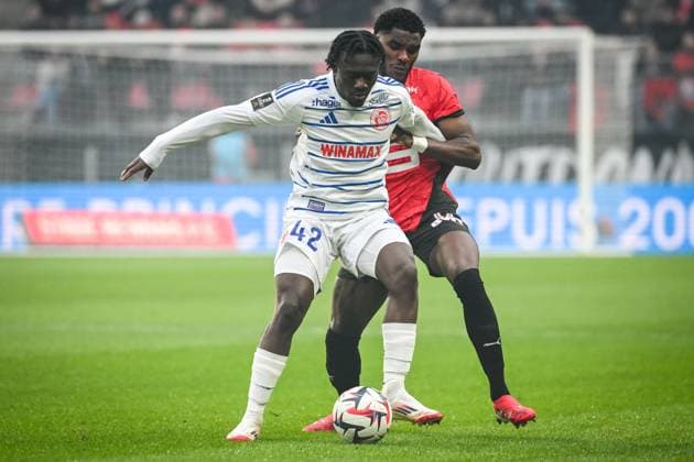 February 2, 2025, Rennes, France, France: Abdoul OUATTARA of Strasbourg and Lilian BRASSIER of Rennes during the Ligue 1 match between Stade Rennais (Rennes) and Racing Club de Strasbourg at Roazhon Park on February 02, 2025 in Rennes, France. Rennes France - ZUMAm308 20250202_zsp_m308_005 Copyright: xMatthieuxMirvillex