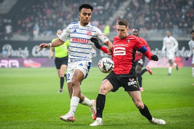 February 2, 2025, Rennes, France, France: Guela DOUE of Strasbourg and Adrien TRUFFERT of Rennes during the Ligue 1 match between Stade Rennais (Rennes) and Racing Club de Strasbourg at Roazhon Park on February 02, 2025 in Rennes, France. Rennes France - ZUMAm308 20250202_zsp_m308_006 Copyright: xMatthieuxMirvillex