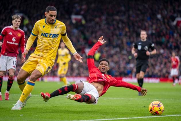 Sport Themen der Woche KW05 Sport Bilder des Tages Manchester, England, 2nd Feb 2025: Amad Diallo of Manchester United, ManU falls appealing for penalty Maxence Lacroix of Crystal Palace looks on during the Premier League 2024 25 football match between Manchester United FC and Crystal Palace FC at Old Trafford. (Richard Callis SPP)  Copyright: xRichardxCallisx xSPPx spp-en-RiCaSp-spp_richie_020225-0404