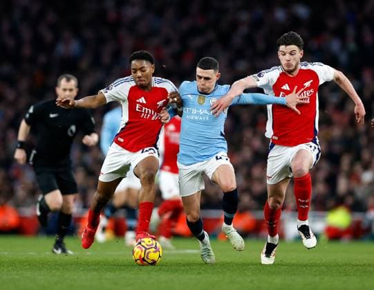 Sport Themen der Woche KW05 Sport Bilder des Tages Phil Foden of Manchester City competes with Myles Lewis-Skelly (left) and Declan Rice of Arsenal Arsenal v Manchester City, Football, Premier League, Emirates Stadium, Islington, London, UK - 02 02 2025 EDITORIAL USE ONLY No use with unauthorised audio, video, data, fixture lists (outside the EU), club league logos or live services. Online in-match use limited to 45 images (+15 in extra time). No use to emulate moving images. No use in betting, games or  Copyright: xMattxImpey Shutterstockx 15129922s