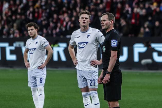 Sport Themen der Woche KW05 Sport Bilder des Tages Fussball, Bundesliga Saison 2024 2025 20.Spieltag Bayer 04 Leverkusen - TSG 1899 Hoffenheim 02.02.2025, BayArena VAR Entscheidung, Schiedsrichter Robin Braun nimmt den Elfmeter für Leverkusen per AVR zurück und verkündet seine Entscheidung mit einer Stadiondurchsage Leverkusen BayArena Nordrhein-Westfahlen Deutschland *** Sport, Football, Bundesliga Season 2024 2025 Matchday 20 Bayer 04 Leverkusen TSG 1899 Hoffenheim 02 02 2025, BayArena VAR decision, referee Robin Braun takes back the penalty for Leverkusen by AVR and announces his decision with a stadium announcement Leverkusen BayArena North Rhine-Westphalia Germany