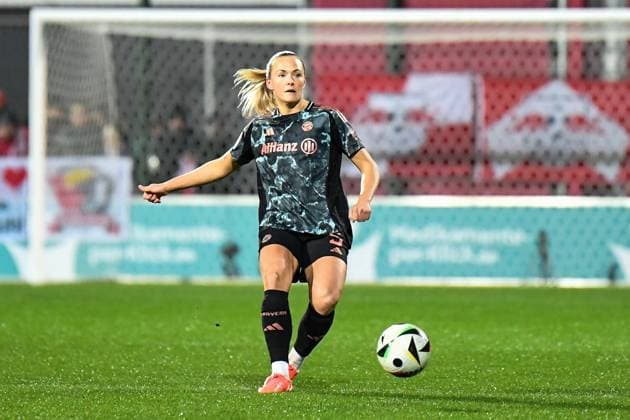 Fußball I Frauen I Saison 2024-2025 I Bundesliga I 13. Spieltag I RB Leipzig - FC Bayern München I 02.02.2025 Magdalena Eriksson (5, FC Bayern München) spielt den Ball Freisteller, Nahaufnahme, Porträt, Portrait, Einzelfoto, Einzelbild, Körper Leipzig RB Trainingszentrum, Cottaweg 7 Sachsen Deutschland Copyright: xLobeca InesxHähnelx