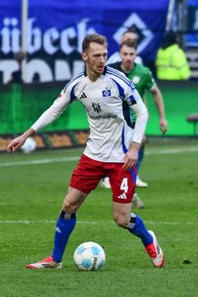 Schonlau Sebastian ( HSV ) am Ball Deutschland , Hamburg , Volksparkstadion , Fussball , 2 . Bundesliga , Hamburger SV - Hannover 96 *** Schonlau Sebastian HSV on the ball Germany , Hamburg , Volksparkstadion , Football , 2 Bundesliga , Hamburger SV Hannover 96
