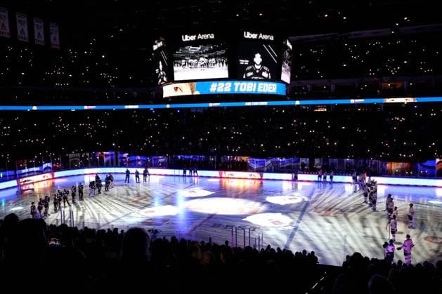 Sport Themen der Woche KW05 Sport Bilder des Tages DEU, DEL, 1.EBL, Eisbaeren vs. Nuernberg Ice Tigers, 02.02.2025, Uber-Arena, Berlin, DEU, DEL, 1.EBL, Eisbaeren vs. Nuernberg Ice Tigers, im Bild Tobias Eder (Eisbaeren Berlin 22) Gedenken Foto: Juergen Engler nordphoto GmbH nordphotoxGmbHx xEngler nph00076