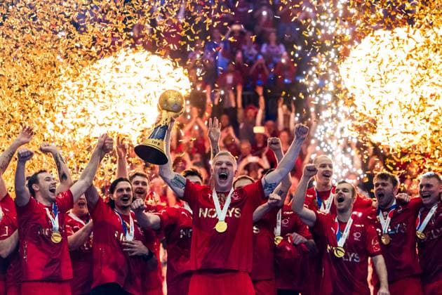 250202 Players of Denmark celebrate with the trophy after the 2025 IHF World Men s Handball Championship final between Croatia and Denmark on February 2, 2025 in Oslo. Photo: Vegard Grott BILDBYRAN kod VG VG0713 bbeng handball handboll handball ihf 2025 world mens handball championship handball-vm handbolls-vm vm danmark denmark croatia kroatia kroatien final finale jubel Copyright: VEGARDxGRoTT BB250202VG125
