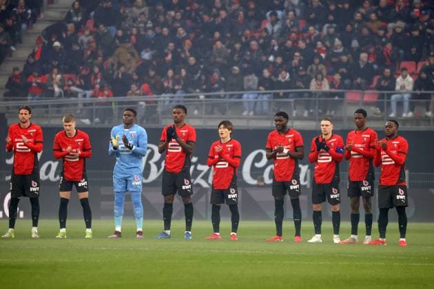France - Ligue 1 McDonald - Stade Rennais vs RC Strasbourg - 02 02 2025 FRANCE, RENNES, FEBRUARY 02. Kyogo Furuhashi of Stade Rennais (C) is pictured with his teammates during a minute of applause in memory of a staff member ahead of the Ligue 1 McDonald football match between Stade Rennais and RC Strasbourg on February 02, 2025 at Roazhon Park in Rennes, France. Photo by Manuel Blondeau AOP.Press Rennes Roazhon Park Brittany France Copyright: x ManuelxBlondeau AOP.Pressx AOP20250202 0035