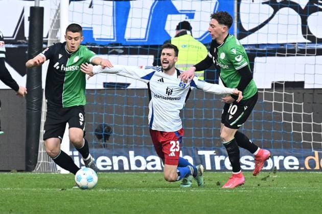 Fußballl I Herren I Saison 2024 2025 I 2. Bundesliga I 20. Spieltag I Hamburger SV - Hannover 96 I 02.02.2025 v.l.: Nicola Tresoldi (96) - Jonas Meffert (HSV) - Jannik Rochelt (96) Hamburg Volksparkstadion Hamburg Deutschland