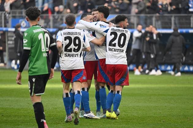 Fußballl I Herren I Saison 2024 2025 I 2. Bundesliga I 20. Spieltag I Hamburger SV - Hannover 96 I 02.02.2025 v.l.: HSV Jubel nach dem 1:0 Hamburg Volksparkstadion Hamburg Deutschland