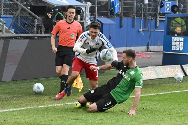 Fußballl I Herren I Saison 2024 2025 I 2. Bundesliga I 20. Spieltag I Hamburger SV - Hannover 96 I 02.02.2025 v.l.: William Micelbrencis (HSV) - Boris Tomiak (96) Hamburg Volksparkstadion Hamburg Deutschland