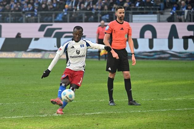 Fußballl I Herren I Saison 2024 2025 I 2. Bundesliga I 20. Spieltag I Hamburger SV - Hannover 96 I 02.02.2025 Freistoss, Jean Luc Dompe trifft zum 2:2 Ausgleich Hamburg Volksparkstadion Hamburg Deutschland