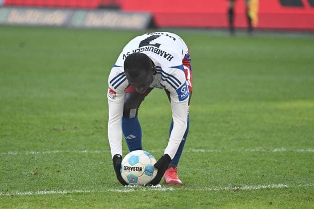 Fußballl I Herren I Saison 2024 2025 I 2. Bundesliga I 20. Spieltag I Hamburger SV - Hannover 96 I 02.02.2025 Freistoss, Jean Luc Dompe legt sich den Ball zurecht und trifft gleich zum 2:2 Ausgleich Hamburg Volksparkstadion Hamburg Deutschland