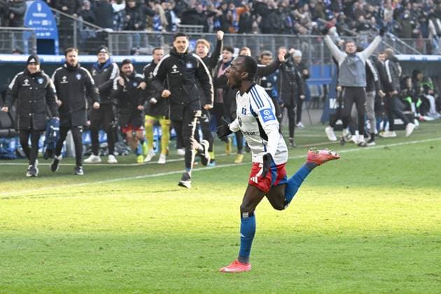 Fußballl I Herren I Saison 2024 2025 I 2. Bundesliga I 20. Spieltag I Hamburger SV - Hannover 96 I 02.02.2025 Freistoss, Jean Luc Dompe hat zum 2:2 Ausgleich getroffen Hamburg Volksparkstadion Hamburg Deutschland