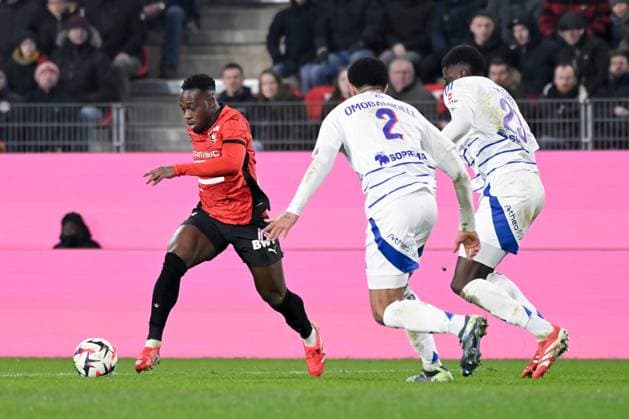 FOOTBALL : Rennes vs Strasbourg - Ligue 1 - 02 02 2025 Arnaud Kalimuendo ( 9 - Rennes ) , Andrew Abiola Omobamidele ( 2 - Strasbourg ) and Mamadou Sarr ( 23 - Strabourg ) during the Ligue 1 match between Stade Rennais FC and Racing Club de Strasbourg at Roazhon Park on February 02, 2025 in Rennes, France. ( Photo by Dante Badano PsnewZ ) - RennesFrance  Copyright: xDantexBadanox