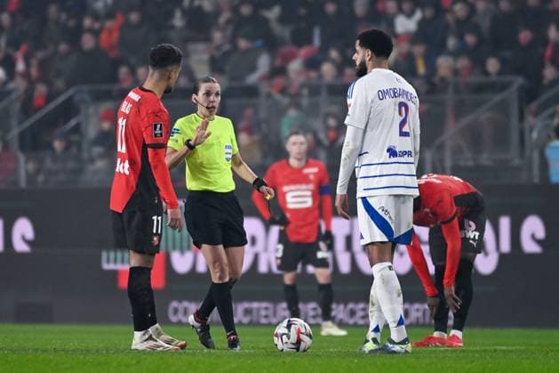 FOOTBALL : Rennes vs Strasbourg - Ligue 1 - 02 02 2025 Stephanie FRAPPART ( referee ) talks with Ludovic BLAS ( 11 - Rennes ) and Andrew Abiola Omobamidele ( 2 - Strasbourg ) during the Ligue 1 match between Stade Rennais FC and Racing Club de Strasbourg at Roazhon Park on February 02, 2025 in Rennes, France. ( Photo by Dante Badano PsnewZ ) - RennesFrance  Copyright: xDantexBadanox
