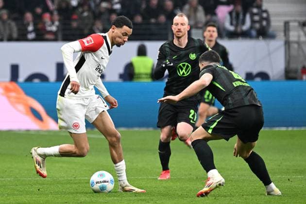 Fußball 1. Bundesliga 20. Spieltag Eintracht Frankfurt - VfL Wolfsburg am 02.02.2025 im Deutsche Bank Park in Frankfurt Hugo Ekitike ( Frankfurt ), links - Konstantinos Koulierakis ( Wolfsburg ), rechts DFL regulations prohibit any use of photographs as image sequences and or quasi-video.