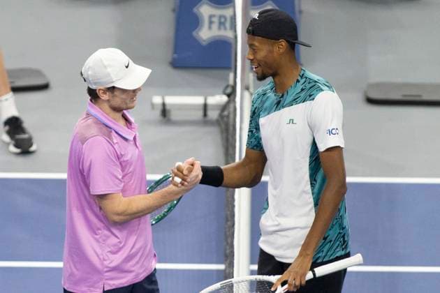 February 2, 2025, Frisco, Texas, USA: (L to r) JACK PINNINGTON JONES (GBR) and CHRISTIAN EUBANKS (USA) shake hands after round 2 of the qualifiers at the Dallas Open at the Star in Frisco, TX. CHRIS EUBANKS (USA) defeated JACK PINNINGTON JONES (GBR), 12-4. Frisco USA - ZUMAh193 20250202_zsp_h193_014 Copyright: xDanielxMcGregor-Huyerx