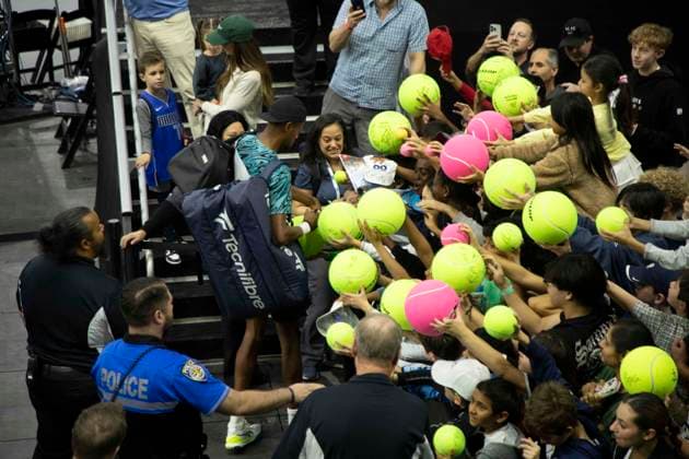 February 2, 2025, Frisco, Texas, USA: CHRISTIAN EUBANKS (USA) signs autographs for fans during round 2 of the qualifiers at the Dallas Open at the Star in Frisco, TX. CHRIS EUBANKS (USA) defeated JACK PINNINGTON JONES (GBR), 12-4. Frisco USA - ZUMAh193 20250202_zsp_h193_036 Copyright: xDanielxMcGregor-Huyerx
