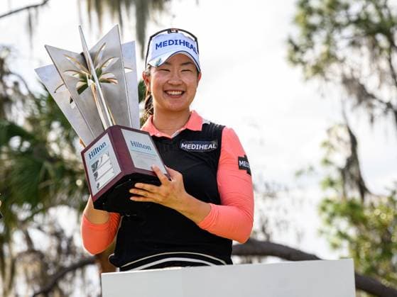 Bilder des Jahres 2025, Sport 02 Februar Sport Themen der Woche KW05 February 2, 2025: A Lim Kim of South Korea poses with the winners trophy on the 18th green during final round of Hilton Grand Vacations Tournament of Champions held at Lake Nona Golf & Country Club in Orlando, FL. Romeo T Guzman CSM Orlando USA - ZUMAcg2_ 20250202_faf_cg2_113 Copyright: xRomeoxGuzmanx