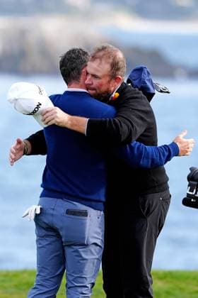 PEBBLE BEACH, CA - FEBRUARY 02: PGA, Golf Herren golfer Rory McIlroy gets a hug from Shane Lowery on the 18th green after winning the AT&T Pebble Beach Pro AM on February 2, 2025, at Pebble Beach Golf Links in Pebble Beach, California. (Photo by Brian Spurlock Icon Sportswire) GOLF: FEB 02 PGA AT&T Pebble Beach Pro-Am EDITORIAL USE ONLY Icon25020228