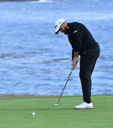 February 2, 2025, Pebble Beach, Ca, USA: Shane Lowry is seen on the 18th hole during the final round of the AT&T Pebble Beach Pro-Am 2025 at Pebble Beach Golf Links on February 02, 2025 in Pebble Beach, California. Photo: Casey Flanigan imageSPACE Pebble Beach USA - ZUMAi237 20250202_zsa_i237_109 Copyright: xFlanigan Imagespacex