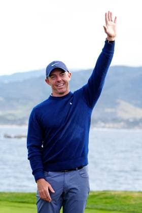 PEBBLE BEACH, CA - FEBRUARY 02: PGA, Golf Herren golfer Rory McIlroy waves to the crowd during the trophy ceremony after winning the AT&T Pebble Beach Pro AM on February 2, 2025, at Pebble Beach Golf Links in Pebble Beach, California. (Photo by Brian Spurlock Icon Sportswire) GOLF: FEB 02 PGA AT&T Pebble Beach Pro-Am EDITORIAL USE ONLY Icon25020262