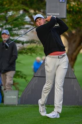 PEBBLE BEACH, CA - FEBRUARY 02: Davis Thompson (USA) watches his tee shot on 2 during the final round of the AT&T Pebble Beach Pro-Am at Pebble Beach Golf Links on February 2, 2025, in Pebble Beach, California. (Photo by Ken Murray Icon Sportswire) GOLF: FEB 02 PGA, Golf Herren AT&T Pebble Beach Pro-Am EDITORIAL USE ONLY Icon250202006