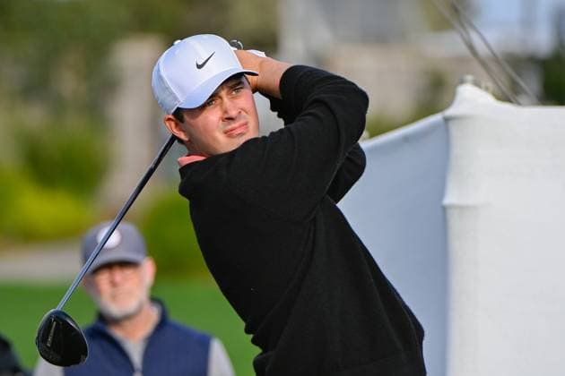 PEBBLE BEACH, CA - FEBRUARY 02: Davis Thompson (USA) watches his tee shot on 4 during the final round of the AT&T Pebble Beach Pro-Am at Pebble Beach Golf Links on February 2, 2025, in Pebble Beach, California. (Photo by Ken Murray Icon Sportswire) GOLF: FEB 02 PGA, Golf Herren AT&T Pebble Beach Pro-Am EDITORIAL USE ONLY Icon250202010