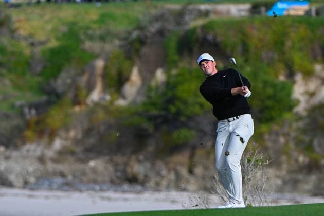 PEBBLE BEACH, CA - FEBRUARY 02: Davis Thompson (USA) chips up onto 6 during the final round of the AT&T Pebble Beach Pro-Am at Pebble Beach Golf Links on February 2, 2025, in Pebble Beach, California. (Photo by Ken Murray Icon Sportswire) GOLF: FEB 02 PGA, Golf Herren AT&T Pebble Beach Pro-Am EDITORIAL USE ONLY Icon250202012