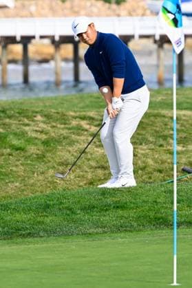 PEBBLE BEACH, CA - FEBRUARY 02: Tom Kim (KOR) chips up tight onto 17 during the final round of the AT&T Pebble Beach Pro-Am at Pebble Beach Golf Links on February 2, 2025, in Pebble Beach, California. (Photo by Ken Murray Icon Sportswire) GOLF: FEB 02 PGA, Golf Herren AT&T Pebble Beach Pro-Am EDITORIAL USE ONLY Icon250202020