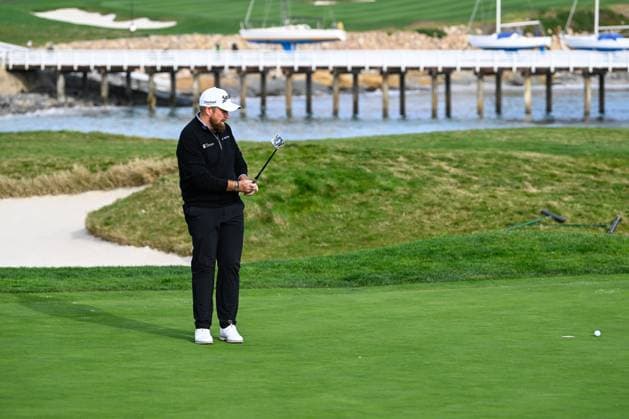 PEBBLE BEACH, CA - FEBRUARY 02: Shane Lowry (IRL) reacts to barely missing his birdie putt on 17 during the final round of the AT&T Pebble Beach Pro-Am at Pebble Beach Golf Links on February 2, 2025, in Pebble Beach, California. (Photo by Ken Murray Icon Sportswire) GOLF: FEB 02 PGA, Golf Herren AT&T Pebble Beach Pro-Am EDITORIAL USE ONLY Icon250202023