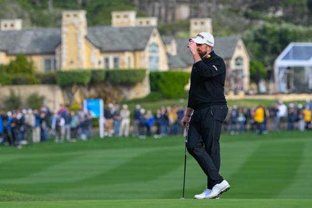 PEBBLE BEACH, CA - FEBRUARY 02: Shane Lowry (IRL) tips his hat to the gallery as he s introduced on the green on 18 during the final round of the AT&T Pebble Beach Pro-Am at Pebble Beach Golf Links on February 2, 2025, in Pebble Beach, California. (Photo by Ken Murray Icon Sportswire) GOLF: FEB 02 PGA, Golf Herren AT&T Pebble Beach Pro-Am EDITORIAL USE ONLY Icon250202031