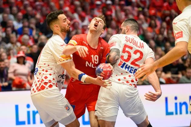 Croatia v Denmark, 2025 IHF Men™s Handball World Cup, Oslo, Norway Oslo, Norway. 02nd, February 2025. Mathias Gidsel (19) of Denmark seen in between Zvonimir Srna (11) and Leon Susnja (52) of Croatia during the 2025 IHF Men™s Handball World Cup final between Croatia and Denmark at Unity Arena in Oslo. Denmark, Oslo  Copyright: xGonzalesxPhoto Jan-ErikxEriksenx
