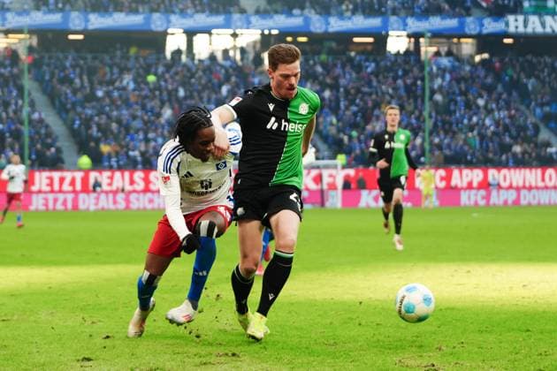 Adedire Mebude (Hamburger SV, 16), Marcel Halstenberg (Hannover 96, 23) GER, Hamburger SV vs. Hannover 96, Fussball, 2. Bundesliga, Spieltag 20, Saison 2024 2025, 02.02.2025 DFL REGULATIONS PROHIBIT ANY USE OF PHOTOGRAPHS AS IMAGE SEQUENCES AND OR QUASI-VIDEO GER, Hamburger SV vs. Hannover 96, Fussball, 2. Bundesliga, Spieltag 20, Saison 2024 2025, 02.02.2025 Hamburg