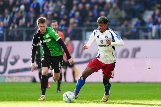 Fabian Kunze (Hannover 96, 06), Ransford-Yeboah Koenigsdoerffer (Hamburger SV, 11) GER, Hamburger SV vs. Hannover 96, Fussball, 2. Bundesliga, Spieltag 20, Saison 2024 2025, 02.02.2025 DFL REGULATIONS PROHIBIT ANY USE OF PHOTOGRAPHS AS IMAGE SEQUENCES AND OR QUASI-VIDEO GER, Hamburger SV vs. Hannover 96, Fussball, 2. Bundesliga, Spieltag 20, Saison 2024 2025, 02.02.2025 Hamburg
