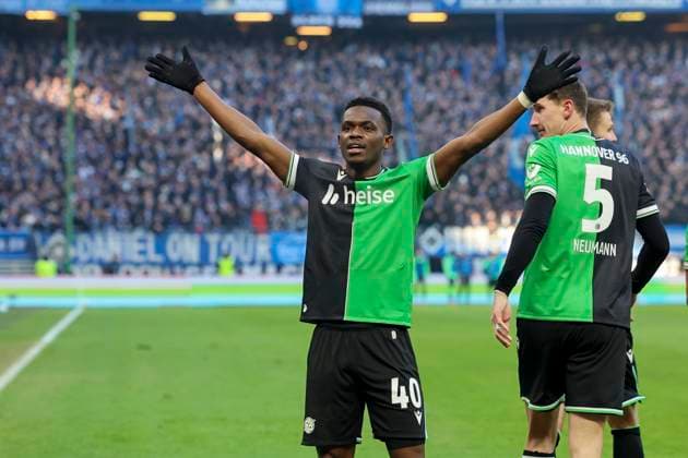 Rabbi Matondo (Hannover 96) bejubelt seinen Treffer zum 1:2 mit Phil Neumann (Hannover 96), 2. Bundesliga, Hamburger SV vs Hannover 96, Volksparkstadion am 02. February 2025 in Hamburg, Deutschland. (Foto von Marco Steinbrenner DeFodi Images) Rabbi Matondo (Hannover 96) celebrates after scoring his teams second goal with Phil Neumann (Hannover 96), 2. Bundesliga, Hamburger SV vs Hannover 96, Volksparkstadion, February 2, 2025 in Hamburg, Germany. (Photo by Marco Steinbrenner DeFodi Images) DFB DFL REGULATIONS PROHIBIT ANY USE OF PHOTOGRAPHS AS IMAGE SEQUENCES AND OR QUASI-VIDEO. Defodi-700_hsv_hannover_20250102_206