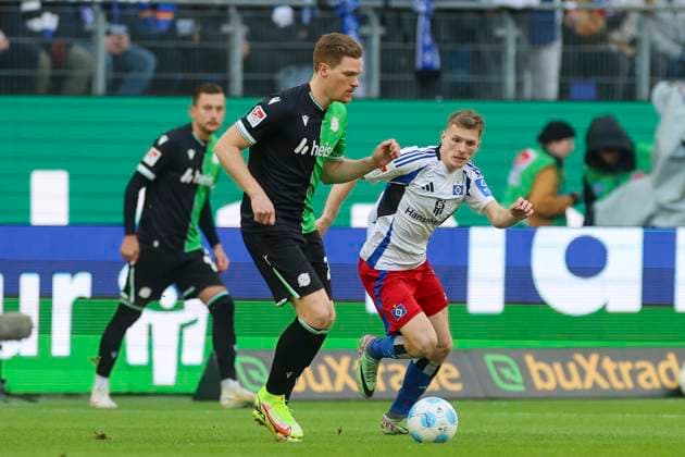 Marcel Halstenberg (Hannover 96) und Emir Sahiti (Hamburger SV) kaempfen um den Ball, 2. Bundesliga, Hamburger SV vs Hannover 96, Volksparkstadion am 02. February 2025 in Hamburg, Deutschland. (Foto von Marco Steinbrenner DeFodi Images) Marcel Halstenberg (Hannover 96) und Emir Sahiti (Hamburger SV) battle for the ball, 2. Bundesliga, Hamburger SV vs Hannover 96, Volksparkstadion, February 2, 2025 in Hamburg, Germany. (Photo by Marco Steinbrenner DeFodi Images) DFB DFL REGULATIONS PROHIBIT ANY USE OF PHOTOGRAPHS AS IMAGE SEQUENCES AND OR QUASI-VIDEO. Defodi-700_hsv_hannover_20250102_210