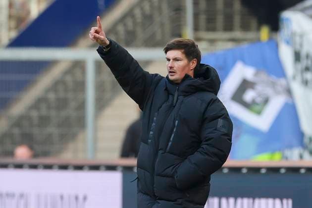 Trainer Merlin Polzin (Hamburger SV) gestikuliert, 2. Bundesliga, Hamburger SV vs Hannover 96, Volksparkstadion am 02. February 2025 in Hamburg, Deutschland. (Foto von Marco Steinbrenner DeFodi Images) Trainer Merlin Polzin (Hamburger SV) gestures, 2. Bundesliga, Hamburger SV vs Hannover 96, Volksparkstadion, February 2, 2025 in Hamburg, Germany. (Photo by Marco Steinbrenner DeFodi Images) DFB DFL REGULATIONS PROHIBIT ANY USE OF PHOTOGRAPHS AS IMAGE SEQUENCES AND OR QUASI-VIDEO. Defodi-700_hsv_hannover_20250102_213
